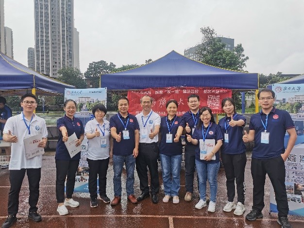 tyc1286太阳成集团到柳州高级中学参加广西普通高校招生咨询会